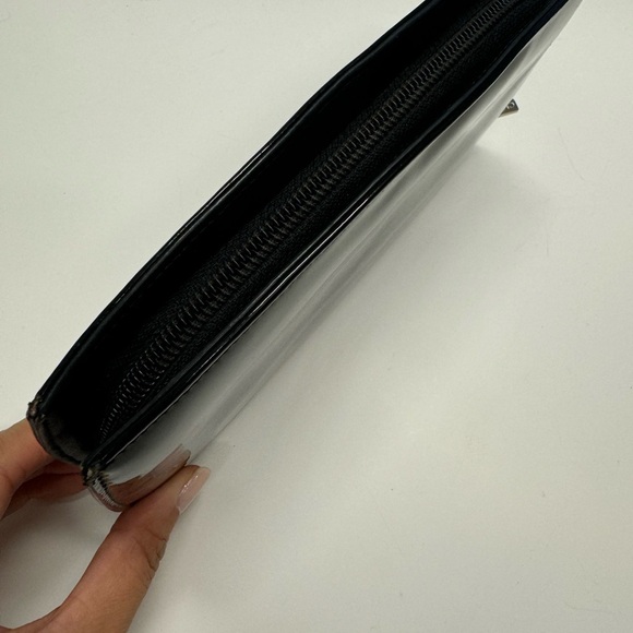 11720 Chanel Patent Leather Zip Wallet with authenticity card - Picture 6 of 9